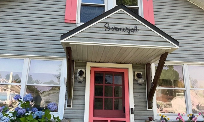 Madison House | Summersalt Madison: New England shoreline charm 2-3 minutes from private beach