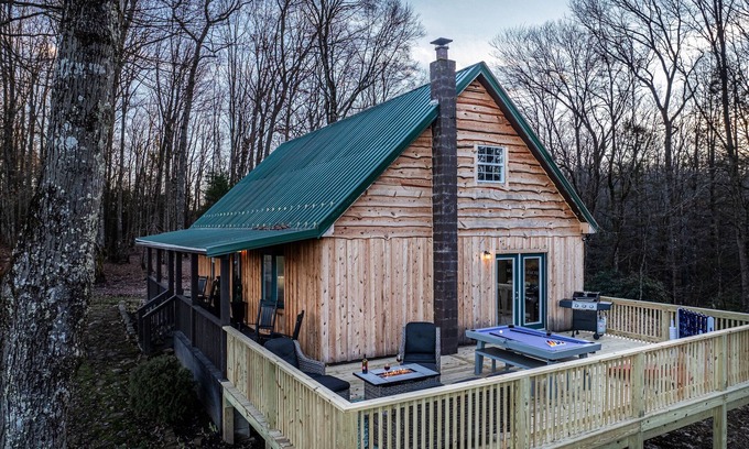 Mount Nebo Cabin | Summersville Family Lodge – Deck & Billiards Retreat