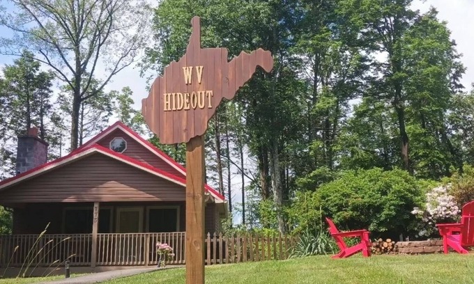 Keslers Cross Lanes Cabin | Summersville Lake Pet Friendly Getaway