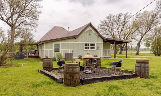 Waxahachie House | Summertime Railway Station Stay