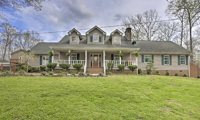 Summerville House | Summerville Home on 5 Acres Pool, Hot Tub and Deck!