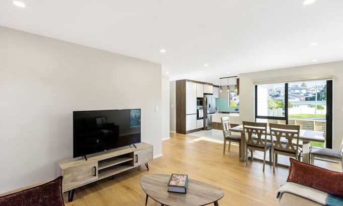 Mount Roskill House | Summit Crest Townhouse with Parking and Air-con
