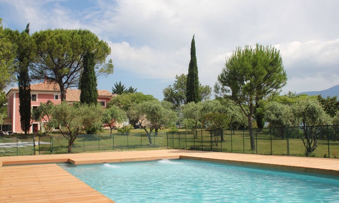 Mormoiron Apartment | Summit: 2 bedrooms, access to large pool, terrace and parking