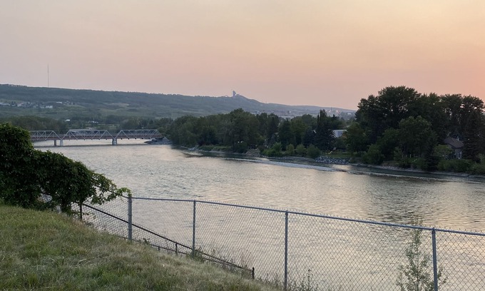 Montgomery House | SUMMIT & CITY STAY VRBO HOME —River, Mountains, Downtown, Mall, Stampede & More!