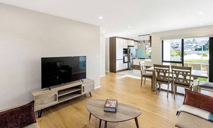 Mount Roskill House | Summit Crest Townhouse with Parking and Air-con