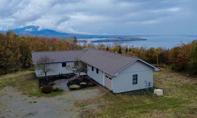 Greenville House | Summit House - House on Blair Hill