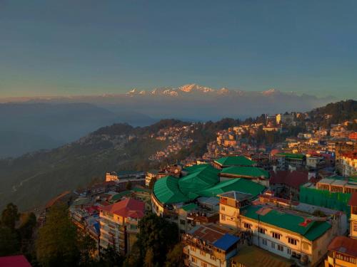 Darjeeling Hotel | Summit Montana Suites & Spa at Mall