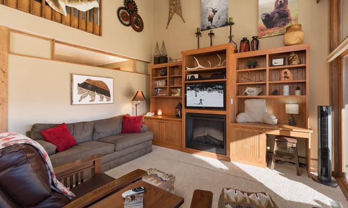 Purgatory House | Summit Style (#739) |10 min to Ski - Views, Deck, Golf, AC,/Pool/Hot Tub