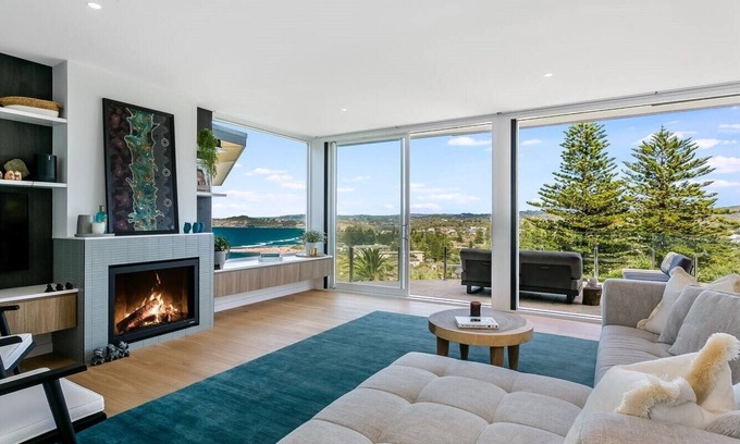 Sydney House | Sun-Catcher with pool AVAIL. Dec + Jan 2024