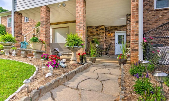 Lenoir Apartment | Sun-Dappled Lenoir Abode with Patio and Yard!