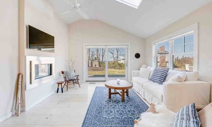 Hamptons House | Sun filled 2-bedroom steps away from the beach