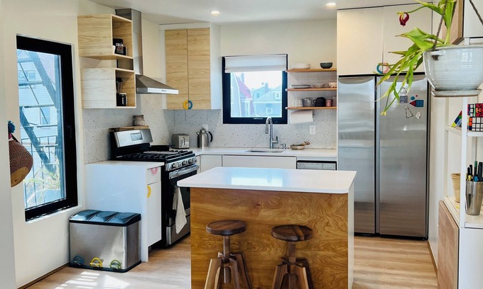 Queens House | SUN FILLED 3-bedroom APARTMENT with WiFi, AC in ROCKAWAY BEACH