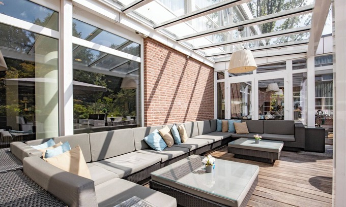 Zon en Schild House | Sun-Filled Escape with Free Parking, Garden Picnic Spot & Cycling Paths