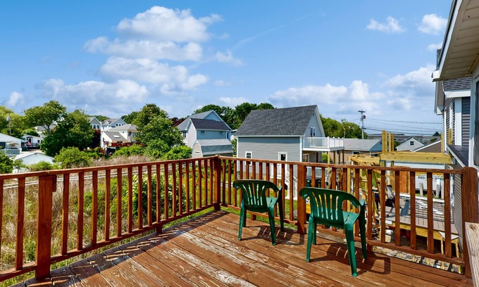 York Beach Apartment | Sun-filled & serene coastal retreat with deck & stunning ocean views - near golf