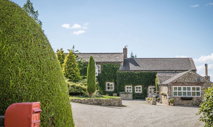 Constable Burton Cottage | Sun Hill Cottage - a cottage that sleeps 6 guests in 3 bedrooms