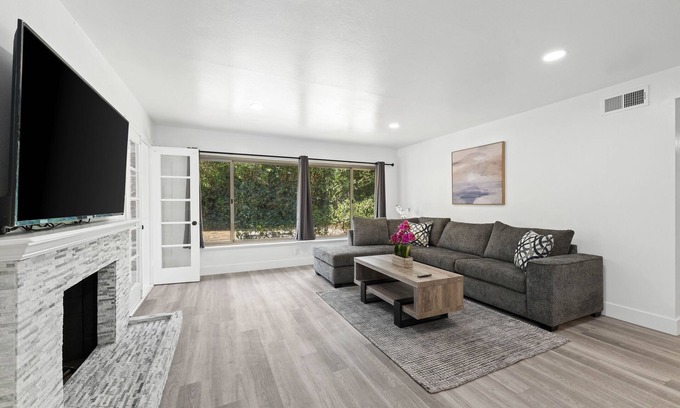 Carmichael House | Sun House Home w/King Size Bed in Whopping Master