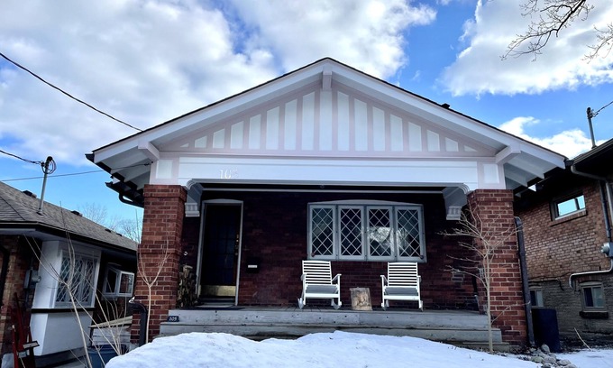 Upper Beaches House | Sun-kissed and Beautiful Upper Beach Bungalow