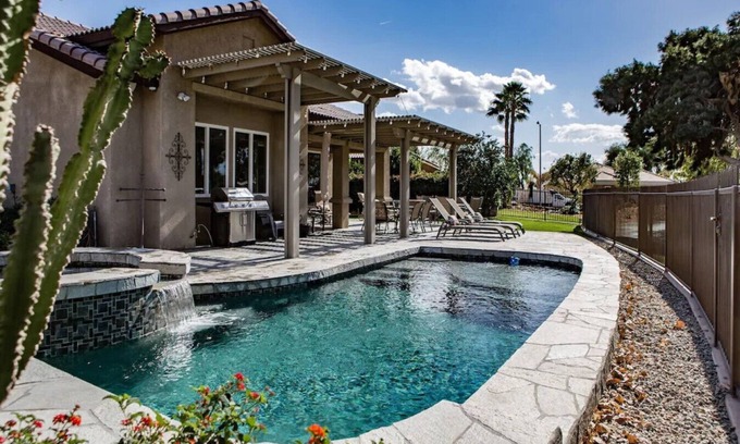 Indio House | 🌟Sun-Kissed Oasis, Entertainers Dream on the Golf Course⛳ w/Private Pool 💦