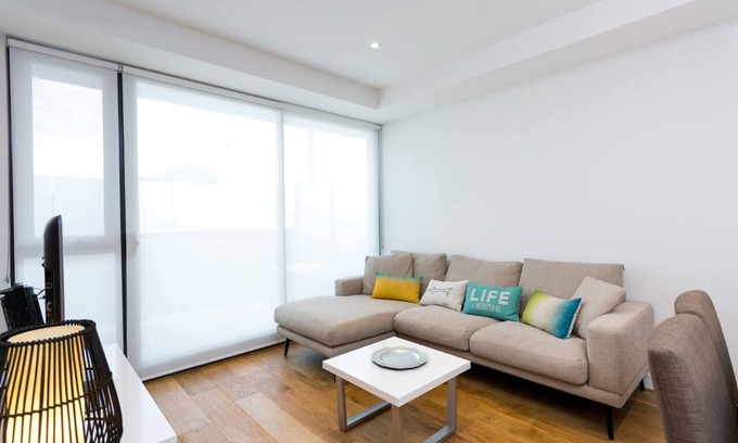 Doncaster East Apartment | Sun lit Suburban Stay near Westfield Doncaster