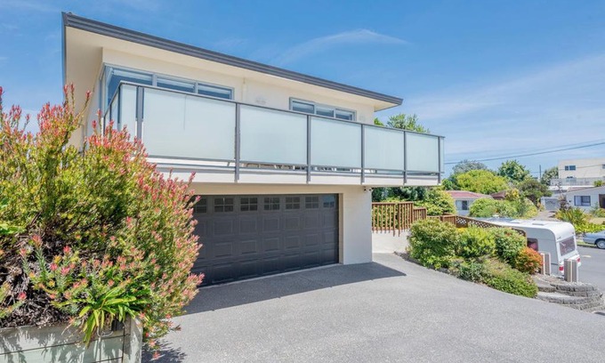 Paraparaumu Beach House | Sun on Seaview - Paraparaumu Beach Holiday Home