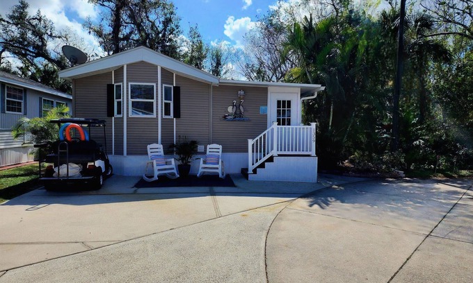 Braden River Cottage | Sun Outdoors: Private, Cozy & Loaded with Perks! Golf Cart Included