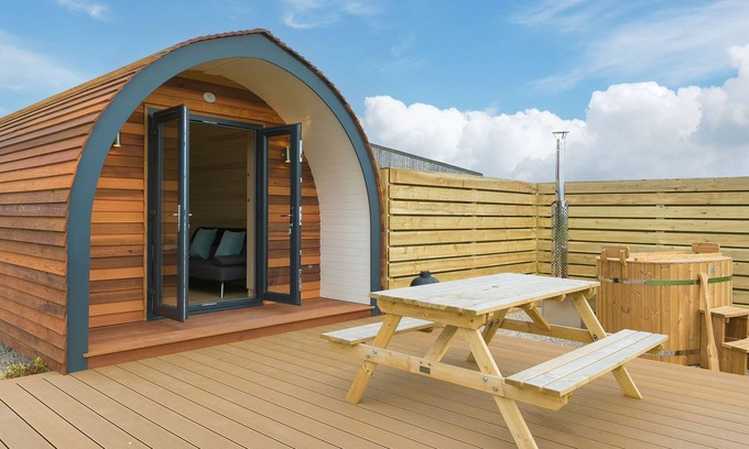 St. Buryan Cottage | SUN RISE, romantic, with hot tub in St Buryan