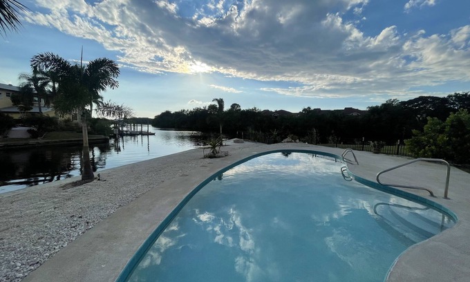 Tampa House | Sun & Salt Air House-3BR home w/patio,pool,firepit