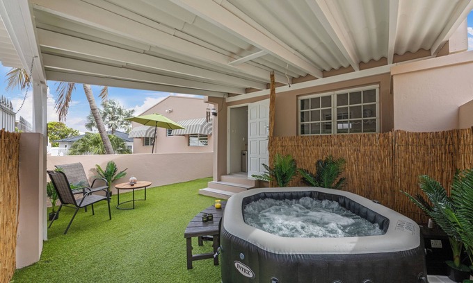 Pietermaai District Apartment | Sun, sea and a Jacuzzi - enjoy Curacao in style!