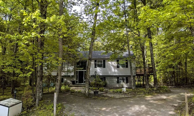 Bluewater Beach House | Sun & Seclusion - All-Season Cottage