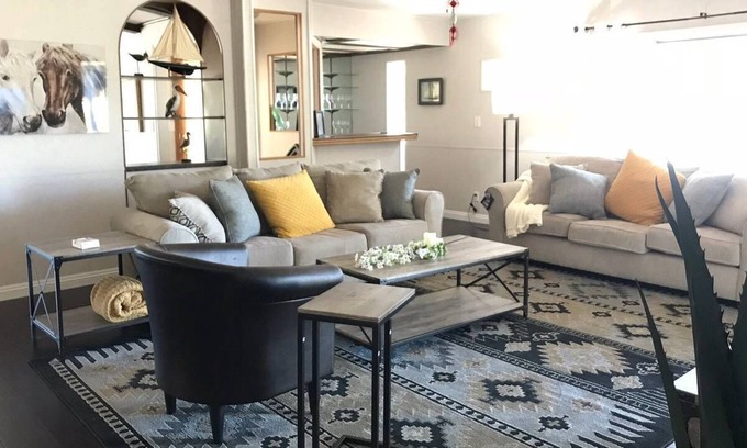 Wildomar House | Sun-Splashed Skyline Sanctum/Near Temecula Wineries