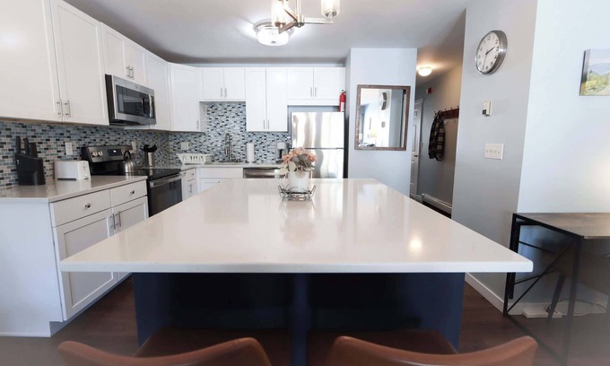 Fraser Condo | Sun Sung Cozy Condo A Stylish Escape for 4!