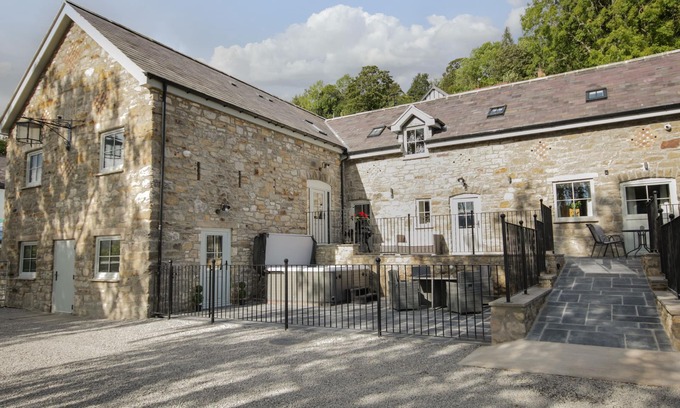 Acrefair Cottage | SUN TREVOR BARN 3, pet friendly, with a garden in Llangollen