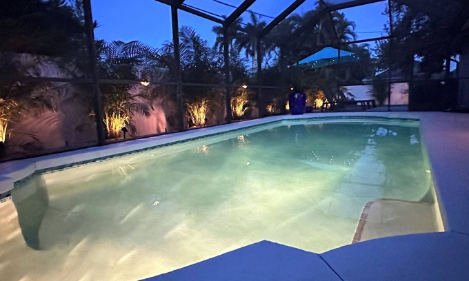 Venice Gardens House | SunCoast Garden Family Retreat-Beautiful Vacation Home with Heated Pool. nnn