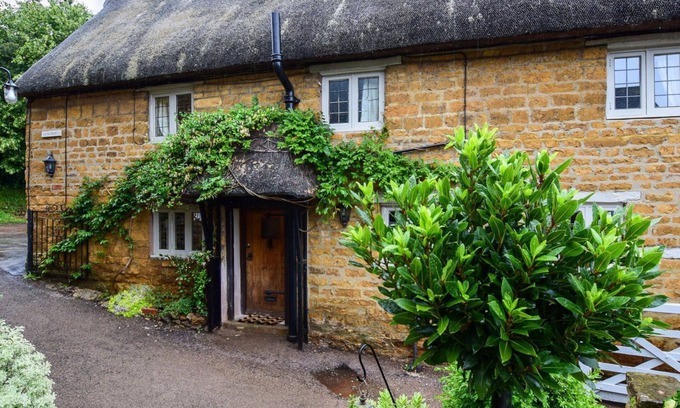 Banbury Cottage | Suncroft - sleeps 8 guests in 3 bedrooms