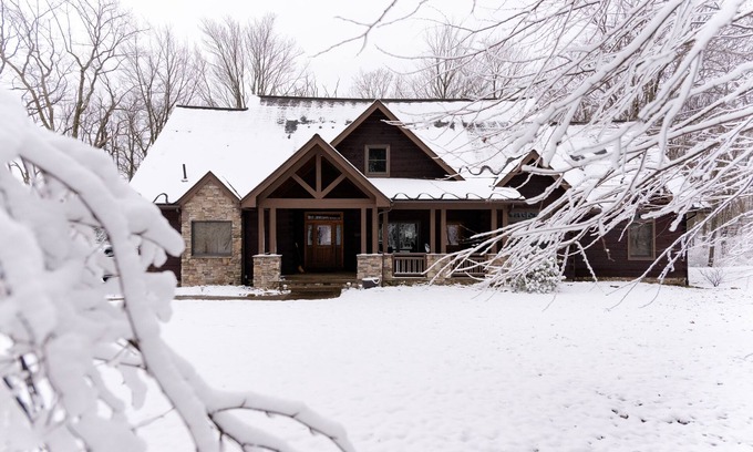 Stahlstown House | SUNDANCE, 6 Bedroom Mountain Retreat, Close to Ski Resorts. Relax and Recharge