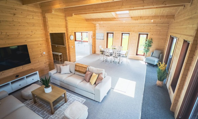 Morpeth Apartment | Sundance Lodge - Spacious Lodge - Hot Tub!