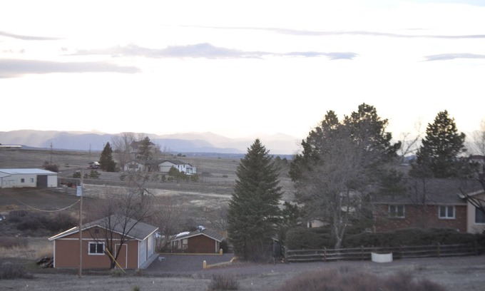 Parker Apartment | Sundance on the prairie. Light &open 2bdrm walkout basement apt w/mountain views