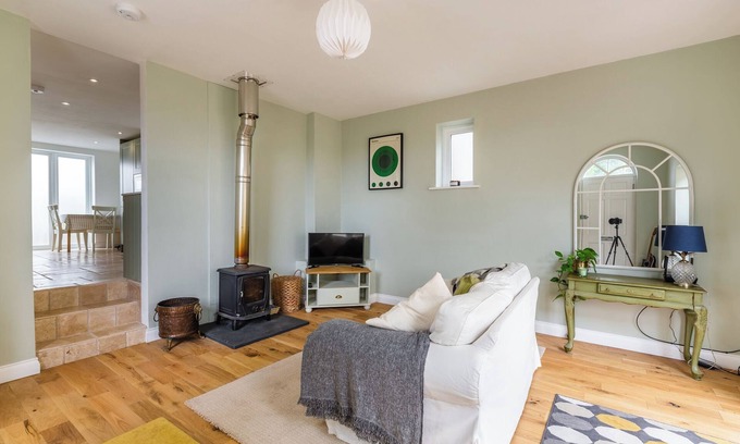 East Portlemouth Cottage | SUNDAY COTTAGE, pet friendly, with open fire in North Tawton