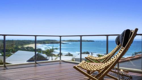 Emerald Beach House | Sundecks - Walk to Beach and Cafes, Accessible, Family Friendly