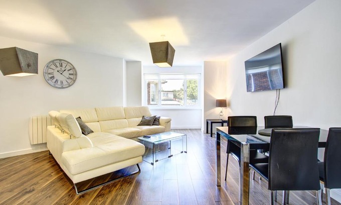 Roker Apartment | Sunderland Short Stays 2 bedroom apartment Free Parking Fulwell SR6