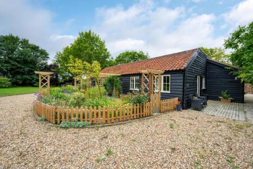 Diss House | Sundial and Woodland Lodge