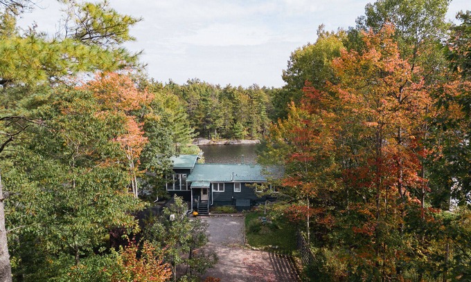 Gravenhurst Cottage | Sunfilled Muskoka cottage