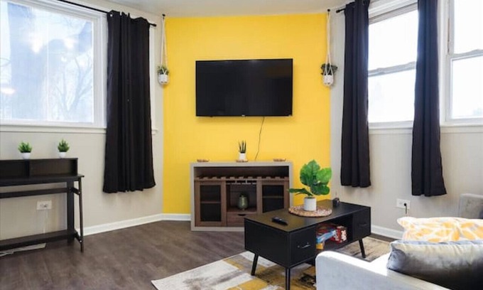 Brighton Park Apartment | Sunflower Apt 10 Min from Downtown Chicago - Sleeps up to 6