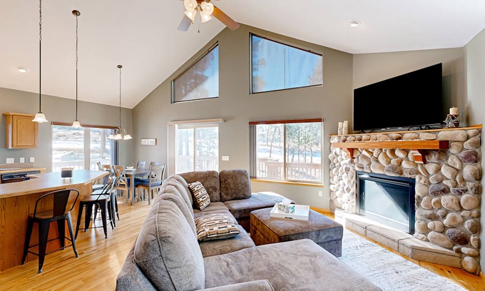 Deadwood House | SUNFLOWER CABIN- 3 Bedroom house located close to Deadwood on paved roads!