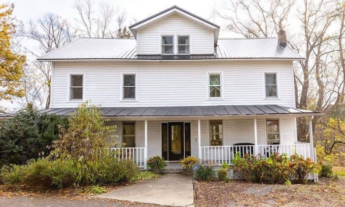Athens House | Sunflower Farmhouse - Stylish & Sleeps 12!
