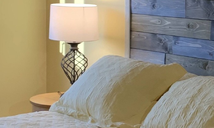 Charlevoix Bed & Breakfast | Sunflower Inn - Zinnia Room