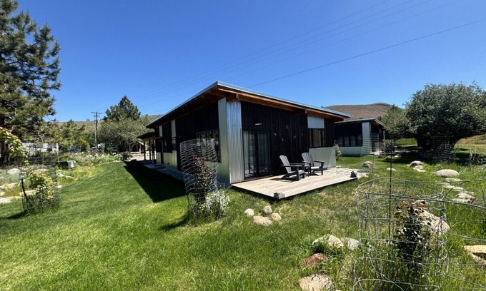 Winthrop House | Sunflower Resort Arnica Cabin with its K/Q bed config. is in ultra-quiet Winthrop South community, with a 5 minute walk to downtown on the pedestrian trail.