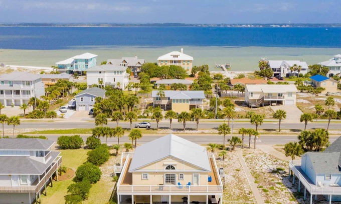 Toilla Segunda House | Sunglow Bungalow | Beach Access, Game Room!