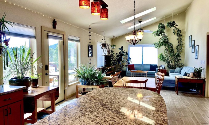 Nederland House | SunKissed Modern Home, Hot tub