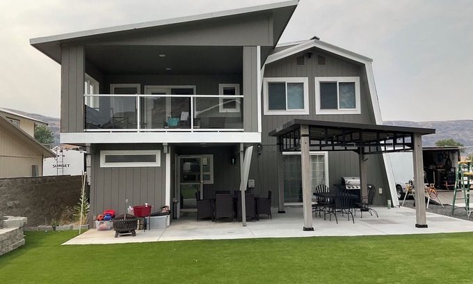 Sunland Estates House | Sunland 😊Funland ! The Grizzly Bear Barn ! A unique place to gather !